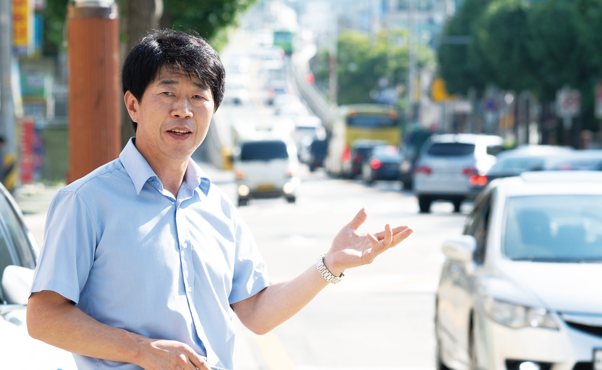 박종혁 의원이 부개고가교에 대해 설명하고 있다.