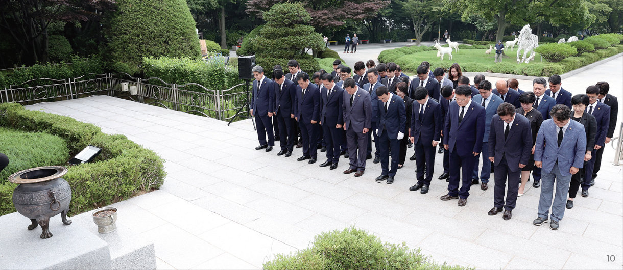 현충탑 참배 사진