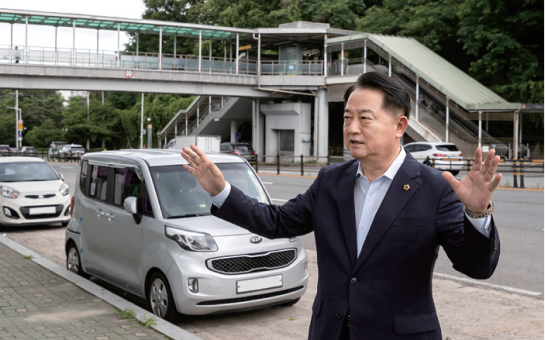 불법주차 되어있는 도로 사진