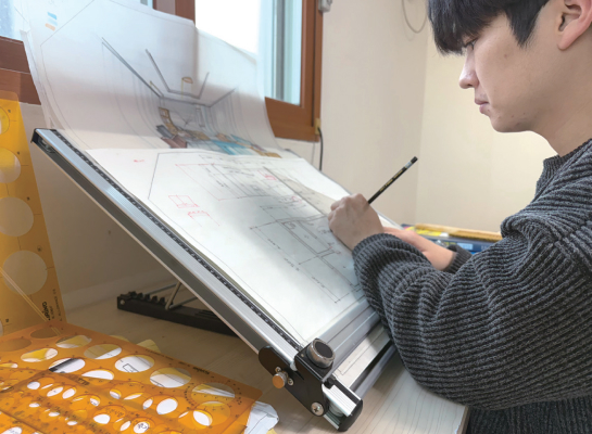  수혜가구 도면 작성 중인 김정민 학생